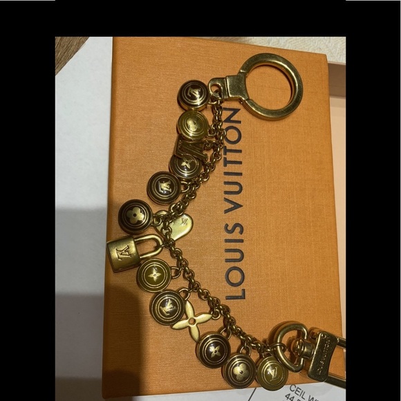 🚫SOLD🚫LV Bag/Hand CHARM JEWELRY MINT-BOX GORGEOUS PIECE From Louis Vuitton😍😍 - Picture 3 of 16